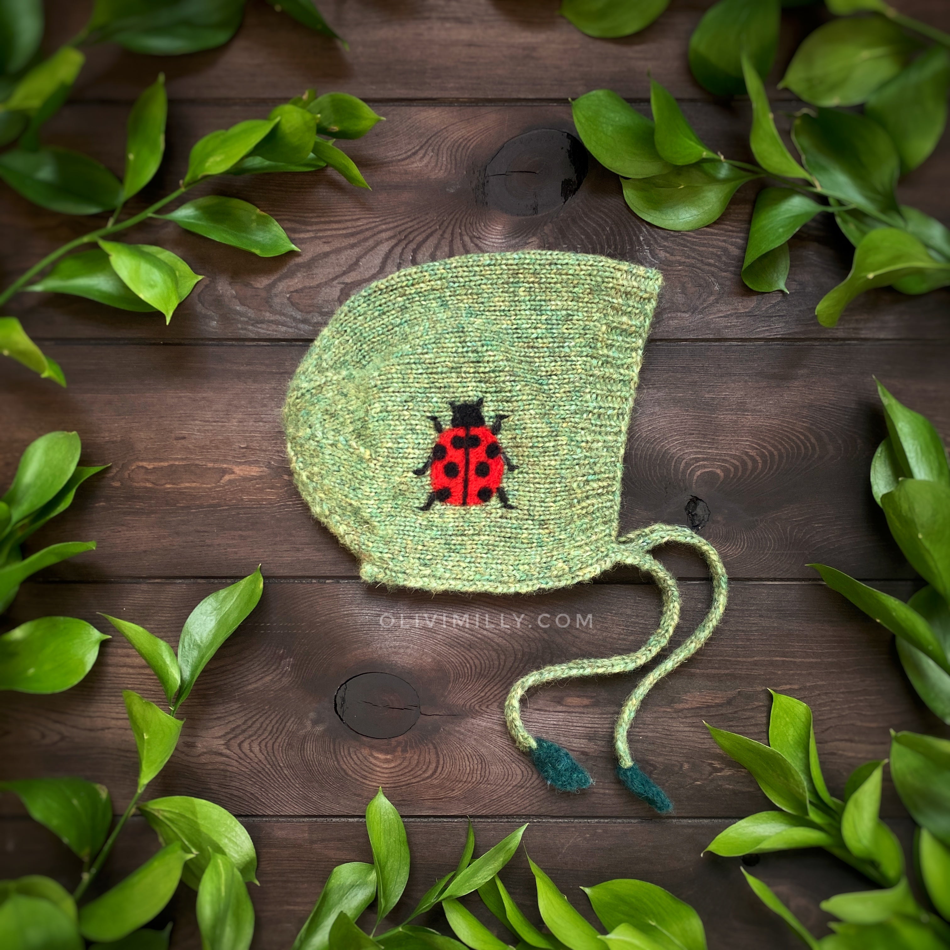 Ladybug bonnet | Moss Green