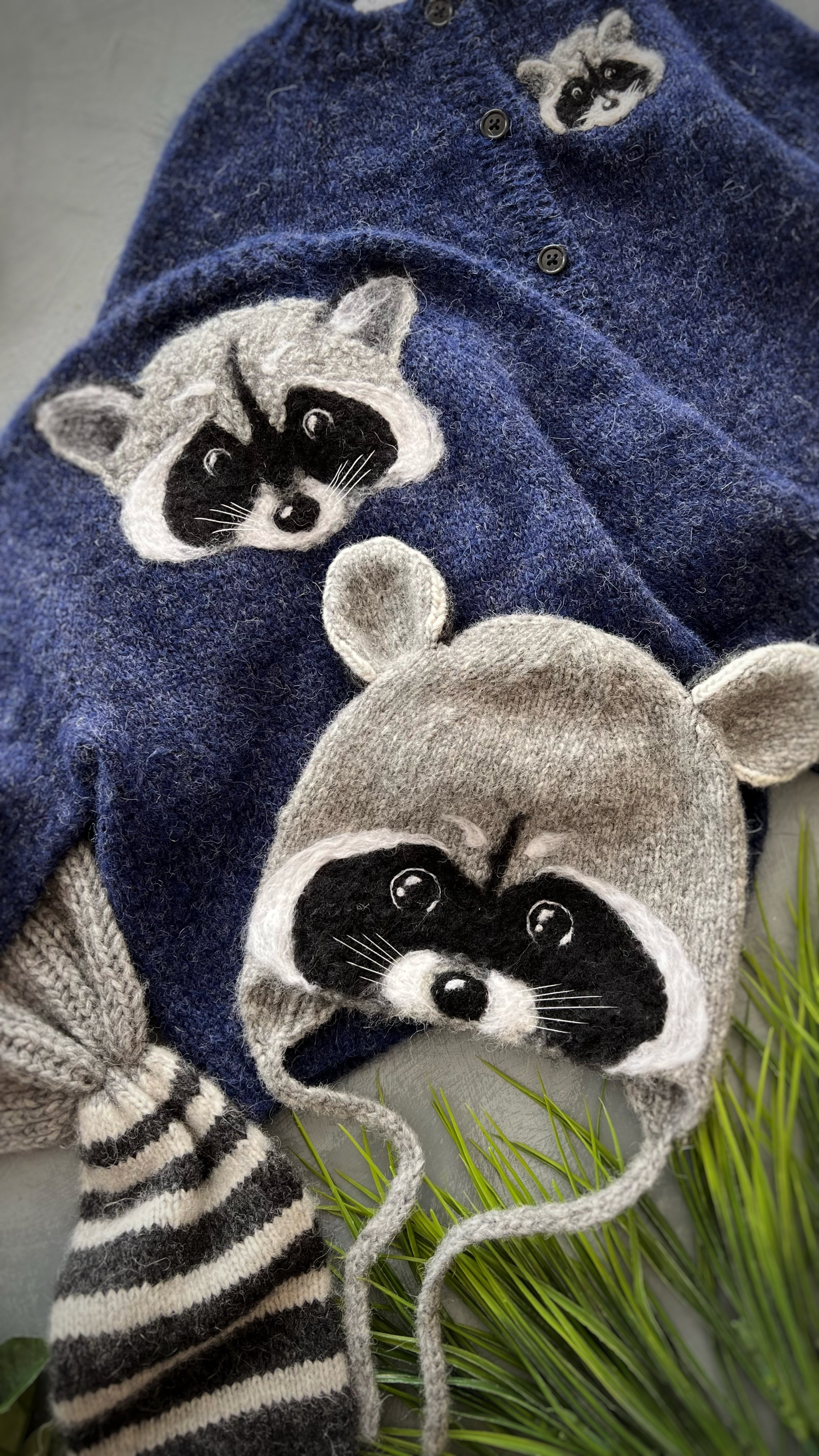 Raccoon Scarf | Dark grey
